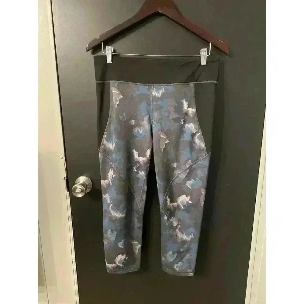 PATAGONIA WOMENS FORMFITTING CENTERED CROPS Camo Size large